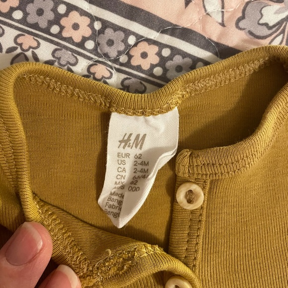 5 for $20-H&M infant long-sleeved top-Excellent used condition-Size 2-4 months - Picture 2 of 5